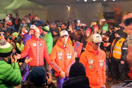 Skoczkowie wchodzą na scenę